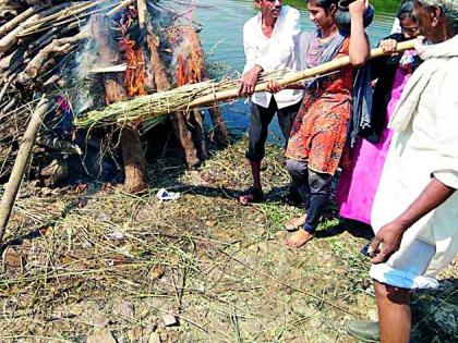 The girls gave their father's help to Bhadagani | मुलींनी दिला वडिलांच्या पार्थिवाला भडाग्नी