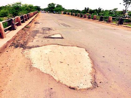 Suicidal pits on the Wainganga river bridge | वैनगंगा नदी पुलावर जीवघेणे खड्डे