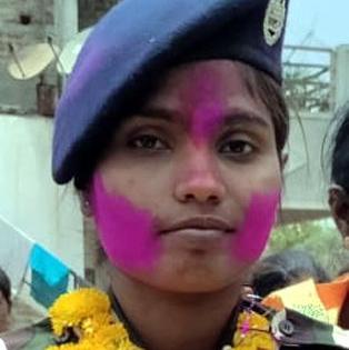 Putting a military cap on her mother's head, she bowed down | आईच्या डोक्यावर सैनिकी कॅप ठेवून 'ती' झाली नतमस्तक