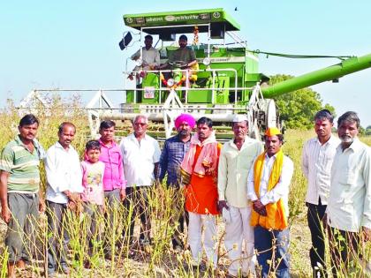 After harvesting wheat, now also harvester machine for harvesting tur | मजूरटंचाईवर मात; गहू अन् उसानंतर आता तूर कापणीलाही हार्वेस्टर मशीन