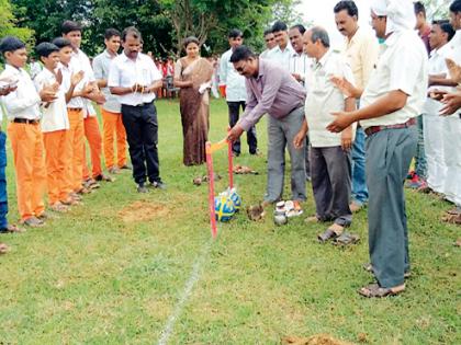 Fu Tubaal Stands in the District | जिल्ह्यात ठिकठिकाणी रंगले फु टबाल सामने