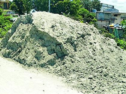 Fly ash of industrial companies on the main road | औद्योगिक कंपन्यांची फ्लॉय अॅश मुख्य रस्त्यावर Fly ash of industrial companies on the main road | औद्योगिक कंपन्यांची फ्लॉय अॅश मुख्य रस्त्यावर