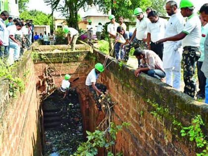 Cleanliness of Bawdi-wells by Eco-Pro | इको-प्रोतर्फे बावडी-विहिरीची स्वच्छता