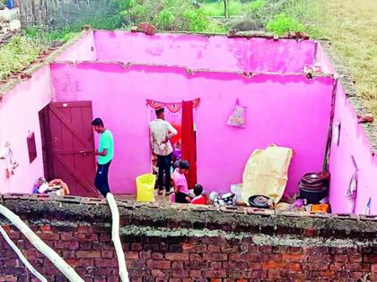 The roof of nine houses in Panchagaon was blown up | पाचगाव येथील नऊ घरांचे छत उडाले The roof of nine houses in Panchagaon was blown up | पाचगाव येथील नऊ घरांचे छत उडाले