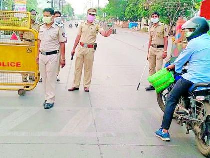 Police guard against civilian protection | नागरिकांच्या संरक्षणासाठी पोलिसांचा खडा पहारा Police guard against civilian protection | नागरिकांच्या संरक्षणासाठी पोलिसांचा खडा पहारा