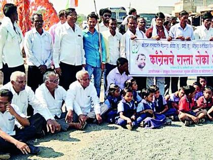 Stop the path of Congres in Corpana Bus Stand | कोरपना बसस्थानकावर काँग्रसचे रास्ता रोको