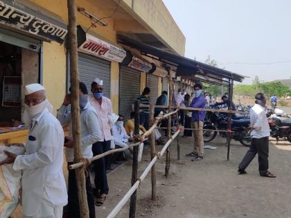  Crowds for free rice in the eastern part | पूर्व भागात मोफत तांदूळ घेण्यासाठी गर्दी