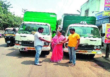 The councilor took control of the ghantagadas | नगरसेवकाने घेतला घंटागाड्यांचा ताबा The councilor took control of the ghantagadas | नगरसेवकाने घेतला घंटागाड्यांचा ताबा