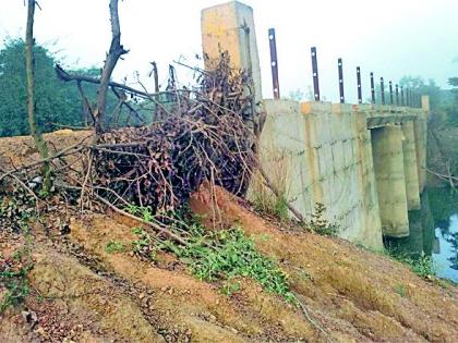 The work of the bridge near the Kukadi is incomplete | कुकडीजवळील पुलाचे काम अपूर्ण