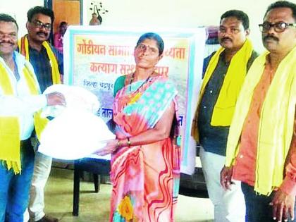 Hands stretched out to help flood victims | पूरग्रस्तांच्या मदतीसाठी सरसावले हात