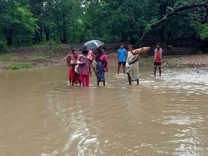 Both of them showed courage and gave birth to a woman under a tree in the forest | 'त्या' दोघींनी दाखवली हिंमत अन् जंगलातील झाडाखालीच केली महिलेची प्रसुती