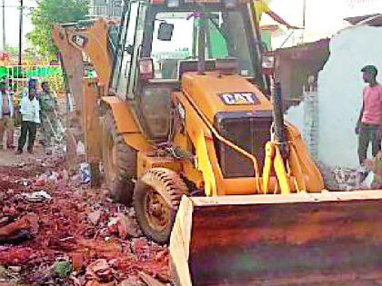 Encroachment eradication campaign commenced on the second day | अतिक्रमण हटाव मोहीम दुसऱ्याही दिवशी सुरूच