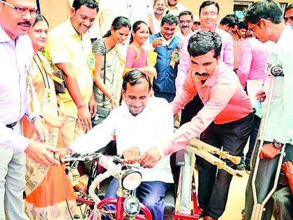 Distribution of bicycles to 112 persons with disabilities | १२२ दिव्यांगांना सायकलींचे वाटप