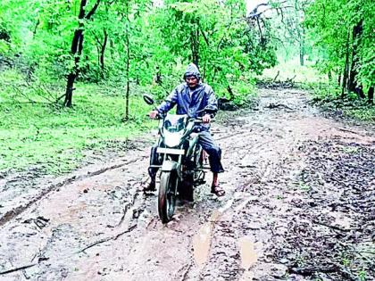 A two-wheeler reached the village and treated a pregnant woman | दुचाकीने गावात पोहोचून गरोदर महिलेवर केले उपचार