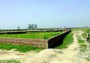 Brokered eyes on empty plots | रिकाम्या प्लॉटवर दलालांची नजर