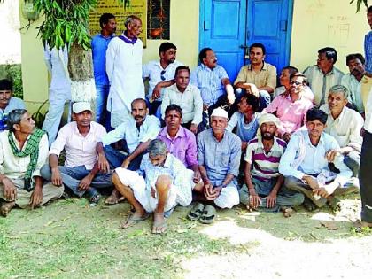 Strikers Movement for Farmers: Demand for the transfer of Junior Engineer Bisen and other officers | शेतकऱ्यांचे ठिय्या आंदोलन : कनिष्ठ अभियंता बिसेन व अन्य अधिकाऱ्यांच्या बदलीची मागणी