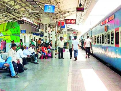 These are the reserved coaches of the train or the black-and-yellow filled cocoons! | हे रेल्वेचे आरक्षित डबे आहेत की कोंबून भरलेली काळी-पिवळी ! These are the reserved coaches of the train or the black-and-yellow filled cocoons! | हे रेल्वेचे आरक्षित डबे आहेत की कोंबून भरलेली काळी-पिवळी !