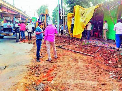 Roadside encroachments removed | रस्त्याच्याकडेला असलेले अतिक्रमण काढले