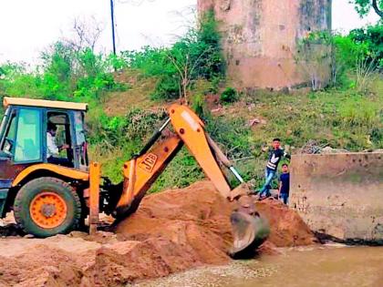 Overcome water scarcity by making river basin wide | नदीचे पात्र रुंद करुन केली पाणी टंचाईवर मात