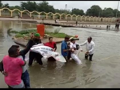 Water Resource To Protect Maratha, Muslim Community | मराठा, मुस्लिम समाजाच्या आरक्षणासाठी जलसमाधीचा प्रयत्न