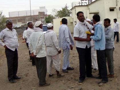 Efforts of farmer toxicity | राजुरात शेतकऱ्याचा विषप्राशनाचा प्रयत्न