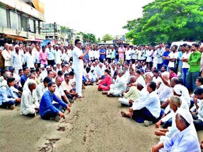 Stop the all-round road in Kalvanana | कळवणला सर्वपक्षीय रास्ता रोको