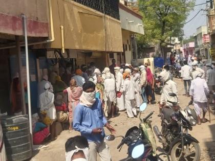 In Khwarwadi Kasar, the fiasco of social distancing queues before the bank | खरवंडी कासारमध्ये सोशल डिस्टन्सिंगचा फज्जा, बँकेसमोर रांगा