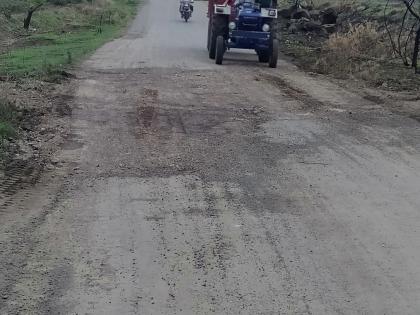 Repair of pothole on Deola-Kharde road | देवळा-खर्डे रस्त्यावरील खड्ड्याची दुरु स्ती