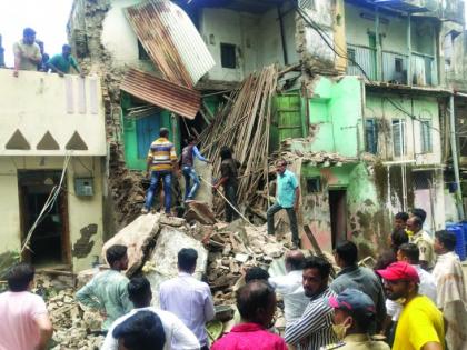 An old building collapsed in Sarafa area of Khamgaon! | खामगावातील सराफा परिसरात जुनी इमारत कोसळली!