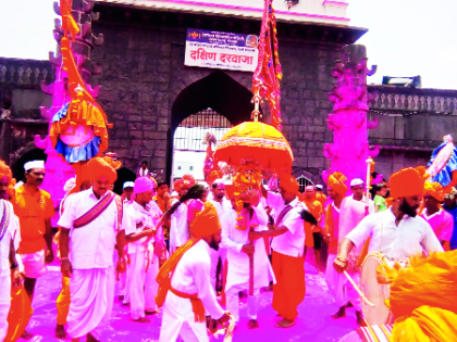 Sassankaldi procession this one hour earlier | सासनकाठी मिरवणूक यंदा एक तास आधी