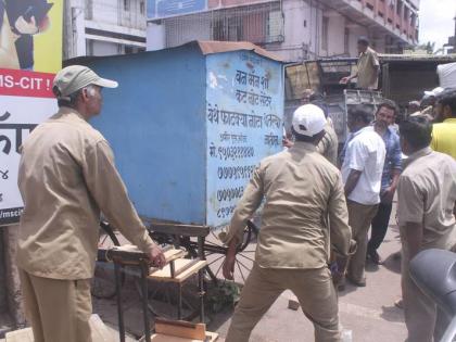 कºहाड पालिकेच्या बांधकाम विभागातर्फे बसस्थानक परिसरात बुधवारी अतिक्रमण हटाव मोहिम राबविण्यात आली. (छाया : युवराज मस्के) | कºहाडात अतिक्रमणावर पालिकेचा हातोडा