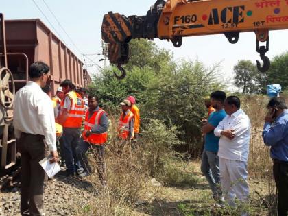  Five cargo boxes were dropped | मालगाडीचे पाच डबे घसरले