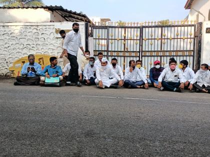 Onion growers sit in front of the Leader of the Opposition's residence | कांदा उत्पादक शेतकरी संघटनेचा विरोधी पक्षनेत्यांच्या निवासासमोर ठिय्या