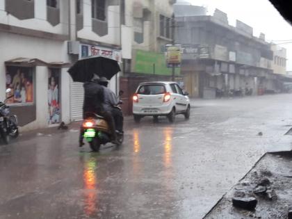 Citizens rush to Lasalgaon due to rains | लासलगावी पावसामुळे नागरिकांची धावपळ