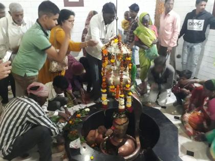 Crowds of devotees rush to Kedarshwar temple in light of Makar Sankranti | मकर संक्रातीनिमित्त प्रकाशातील केदारेश्वर मंदिरात भाविकांची गर्दी Crowds of devotees rush to Kedarshwar temple in light of Makar Sankranti | मकर संक्रातीनिमित्त प्रकाशातील केदारेश्वर मंदिरात भाविकांची गर्दी