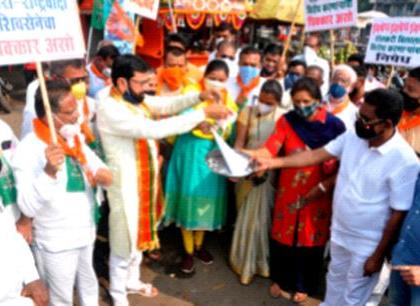 Milk anointing of farmer cat by BJP | भाजपतर्फे शेतकरी बिलाला दुग्धाभिषेक