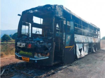 The thrill of a burning bus on the highway | महामार्गावर बर्निंग बसचा थरार The thrill of a burning bus on the highway | महामार्गावर बर्निंग बसचा थरार