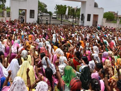 Aanganwadi Sevaks' Front for Pending Requests | प्रलंबित मागण्यांसाठी अंगणवाडी सेविकांचा मोर्चा Aanganwadi Sevaks' Front for Pending Requests | प्रलंबित मागण्यांसाठी अंगणवाडी सेविकांचा मोर्चा