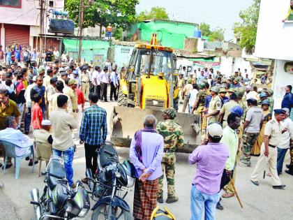 Hammer on the encroachment of the municipality | मनपाचा अतिक्रमणावर हातोडा Hammer on the encroachment of the municipality | मनपाचा अतिक्रमणावर हातोडा