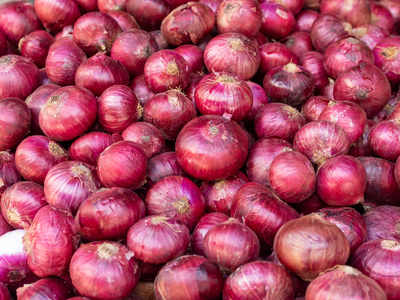 New red onion price hike by Rs 800 in a single day | नवीन लाल कांद्याच्या दरात एकाच दिवसात ८०० रुपयांनी वाढ