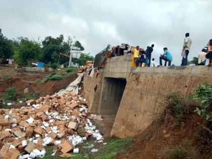 The truck overturned near Kotambi | कोटंबीजवळ ट्रक उलटला