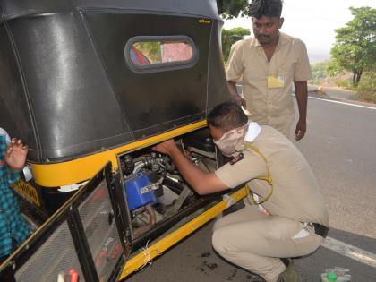 Police repair rickshaws for foreigners | परप्रांतीयांसाठी पोलीस करतो रिक्षांची दुरुस्ती