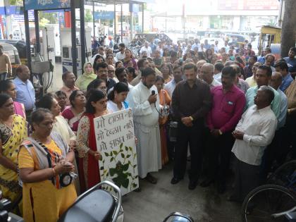  Tribute to 'those trees' killed in Nasik | नाशिक मध्ये हत्या झालेल्या ‘त्या’ वृक्षाला अर्पण केली श्रद्धांजली