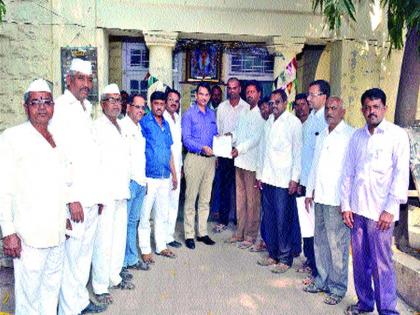 Ration shopkeepers shut up in front of a ration shop owner protesting in Malegaon; Request for Tehsildar | मालेगाव येथे रेशन दुकानदारास झालेल्या मारहाणीच्या निषेधार्थ सटाण्यात रेशन दुकानदारांचा बंद; तहसीलदारांना निवेदन