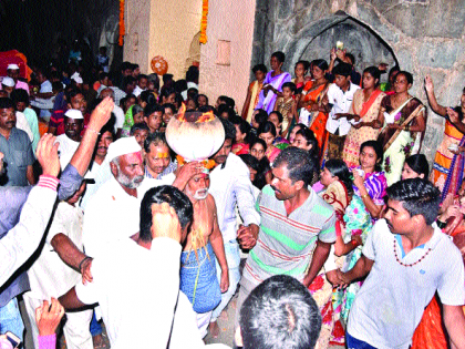 Alarms by the devotees in 'Angkor Morya' | ‘दोरया म्हणा मोरयाऽऽ’चा अंगापुरात भक्तांकडून गजर