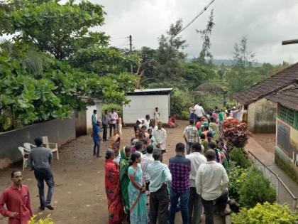 40% voting in Sindhudurg district, strict police settlement | सिंधुदुर्ग जिल्ह्यात ४0 टक्के मतदान , पोलिसांचा कडक बंदोबस्त