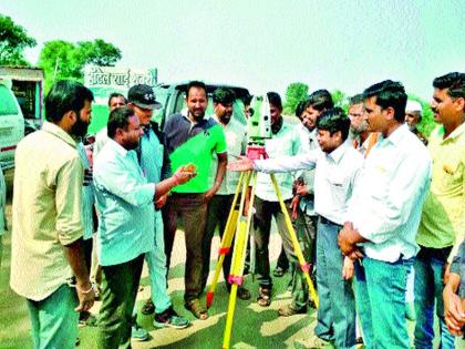  Demand for crossing the road of Pangrikar: flyover or bypass demand: Land records drive | पांगरीकरांचा रस्ता रुंदीकरणास विरोध उड्डाणपूल किंवा बायपासची मागणी : भूमिअभिलेखच्या पथकाला धाडले माघारी