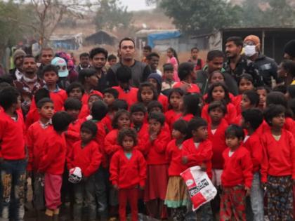 In the bitter cold, the needy children got bored of sweaters | कडाक्याच्या थंडीत गरजू मुलांना मिळाली स्वेटरची ऊब