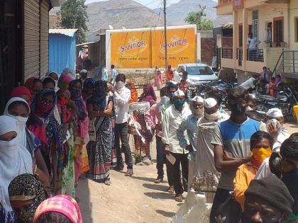  The crowd in front of the bank at Mulher | मुल्हेर येथील बॅँकेसमोर गर्दी