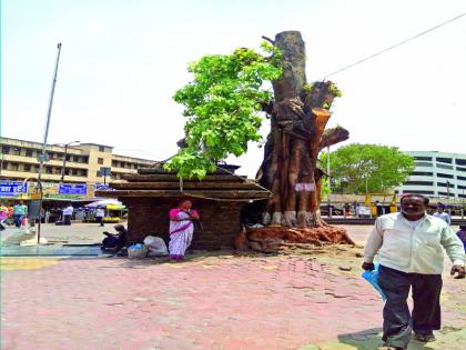 Railway administration demolished dattaTemple in Railway station | पुणे रेल्वे स्थानकाच्या आवारातील दत्त मंदीर पाडले; अनेक वर्षांचे पिंपळाचे झाडही काढले